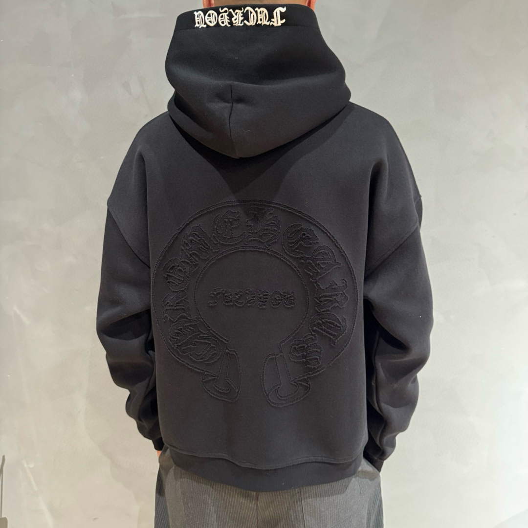 克罗心🌟新款秋冬烧花连帽厚款外套🆕采用定做面料，手感细腻，搭配品牌标识，超级时尚洋气！码数：S-XL男女