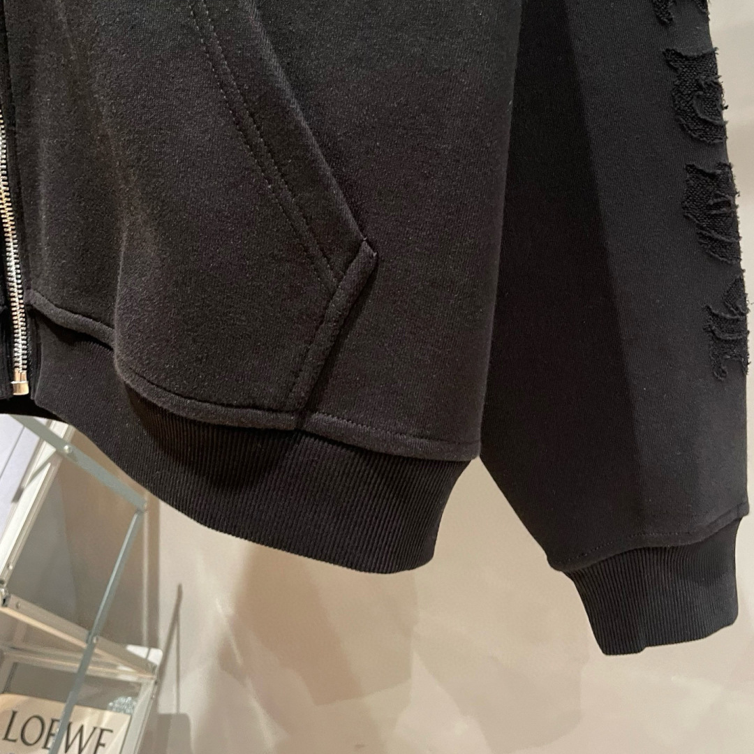 克罗心🌟新款秋冬烧花连帽厚款外套🆕采用定做面料，手感细腻，搭配品牌标识，超级时尚洋气！码数：S-XL男女