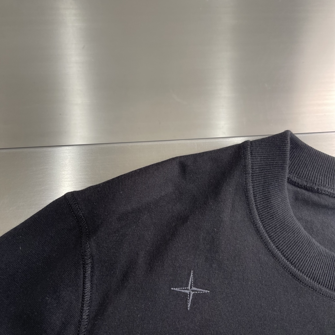 Stone Island 2025秋冬系列休闲卫衣码数：M-5XL 微阔版型重磅强捻双纱，拥有粗犷的纱结