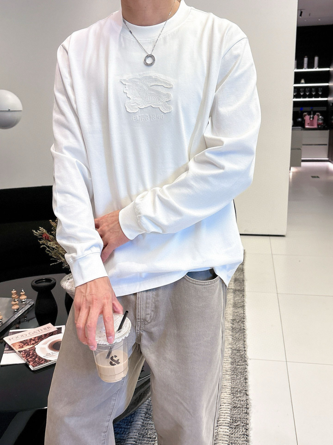 J910581.颜色：黑色 白色2.微阔短袖T M-5XL3.绒感双纱面料。面料表面食毛做磨毛工艺肌理平