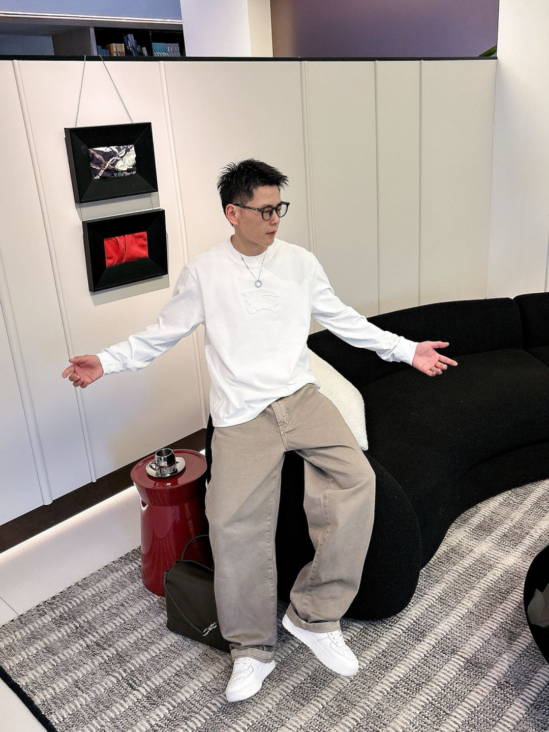 J910581.颜色：黑色 白色2.微阔短袖T M-5XL3.绒感双纱面料。面料表面食毛做磨毛工艺肌理平