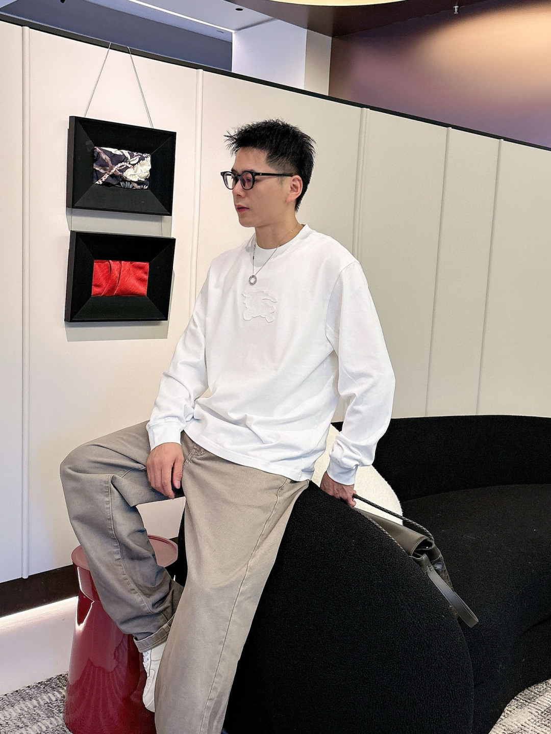 J910581.颜色：黑色 白色2.微阔短袖T M-5XL3.绒感双纱面料。面料表面食毛做磨毛工艺肌理平