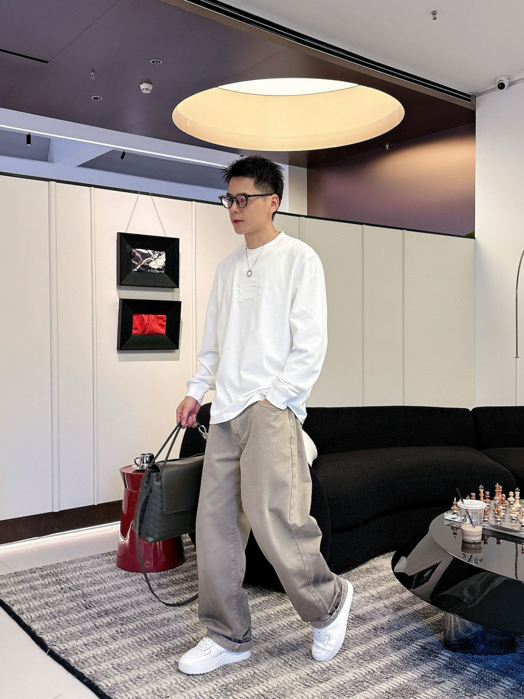 J910581.颜色：黑色 白色2.微阔短袖T M-5XL3.绒感双纱面料。面料表面食毛做磨毛工艺肌理平