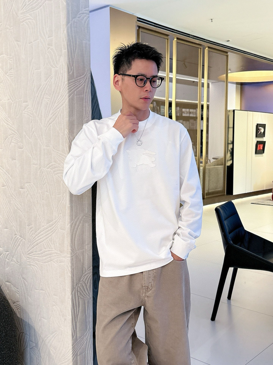 J910581.颜色：黑色 白色2.微阔短袖T M-5XL3.绒感双纱面料。面料表面食毛做磨毛工艺肌理平