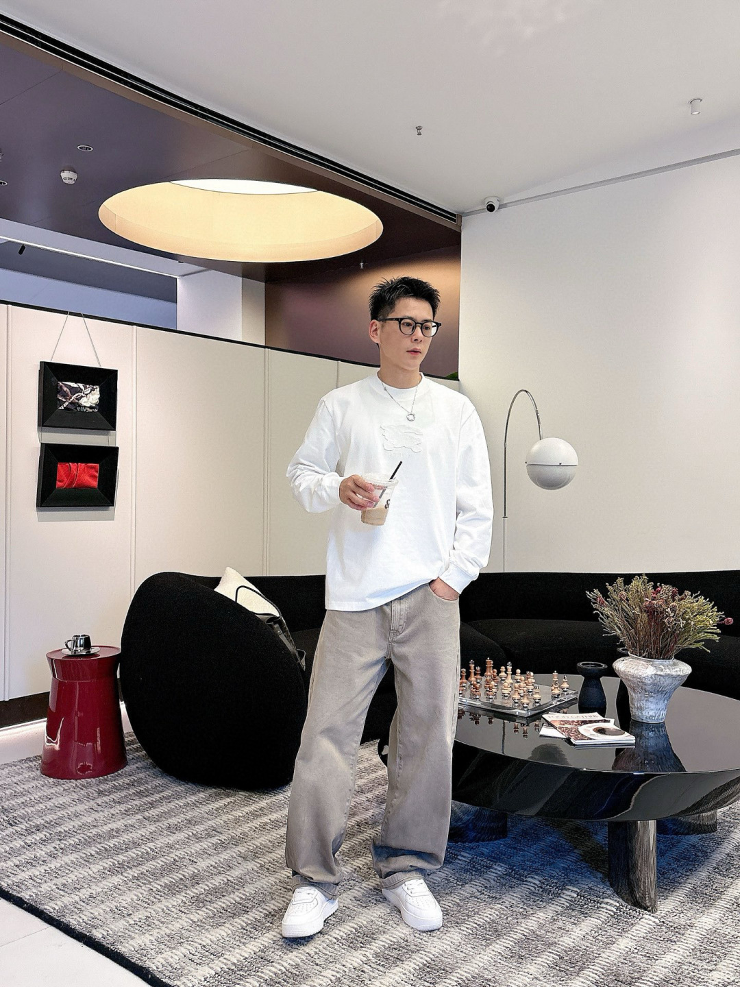 J910581.颜色：黑色 白色2.微阔短袖T M-5XL3.绒感双纱面料。面料表面食毛做磨毛工艺肌理平