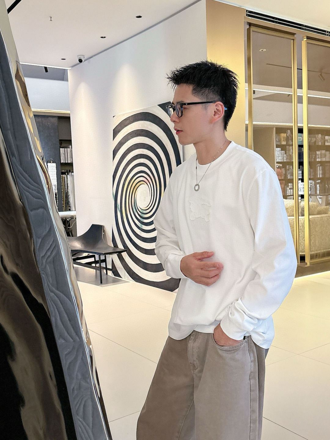 J910581.颜色：黑色 白色2.微阔短袖T M-5XL3.绒感双纱面料。面料表面食毛做磨毛工艺肌理平