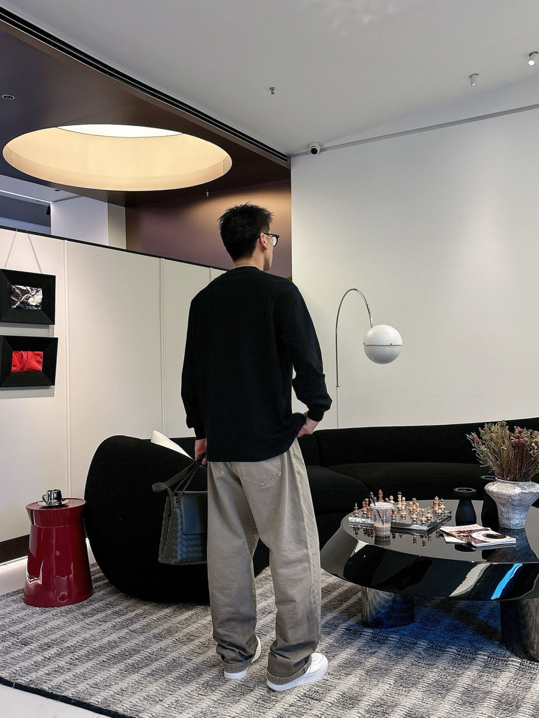 J910581.颜色：黑色 白色2.微阔短袖T M-5XL3.绒感双纱面料。面料表面食毛做磨毛工艺肌理平