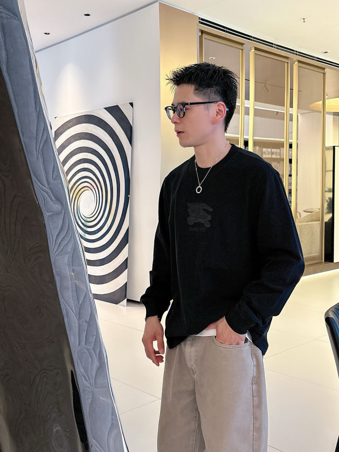 J910581.颜色：黑色 白色2.微阔短袖T M-5XL3.绒感双纱面料。面料表面食毛做磨毛工艺肌理平