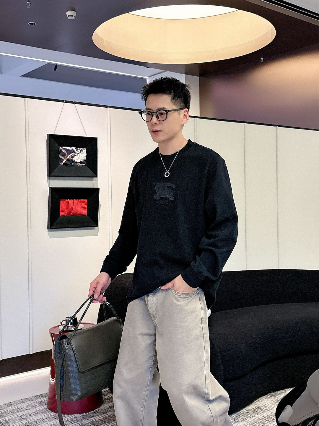 J910581.颜色：黑色 白色2.微阔短袖T M-5XL3.绒感双纱面料。面料表面食毛做磨毛工艺肌理平