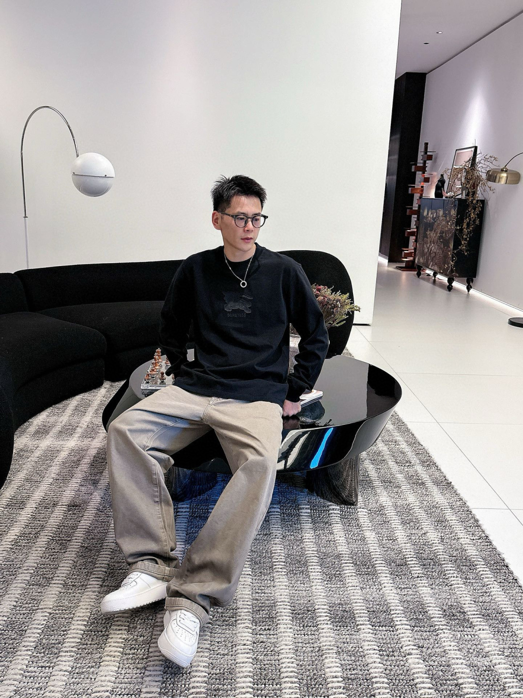 J910581.颜色：黑色 白色2.微阔短袖T M-5XL3.绒感双纱面料。面料表面食毛做磨毛工艺肌理平