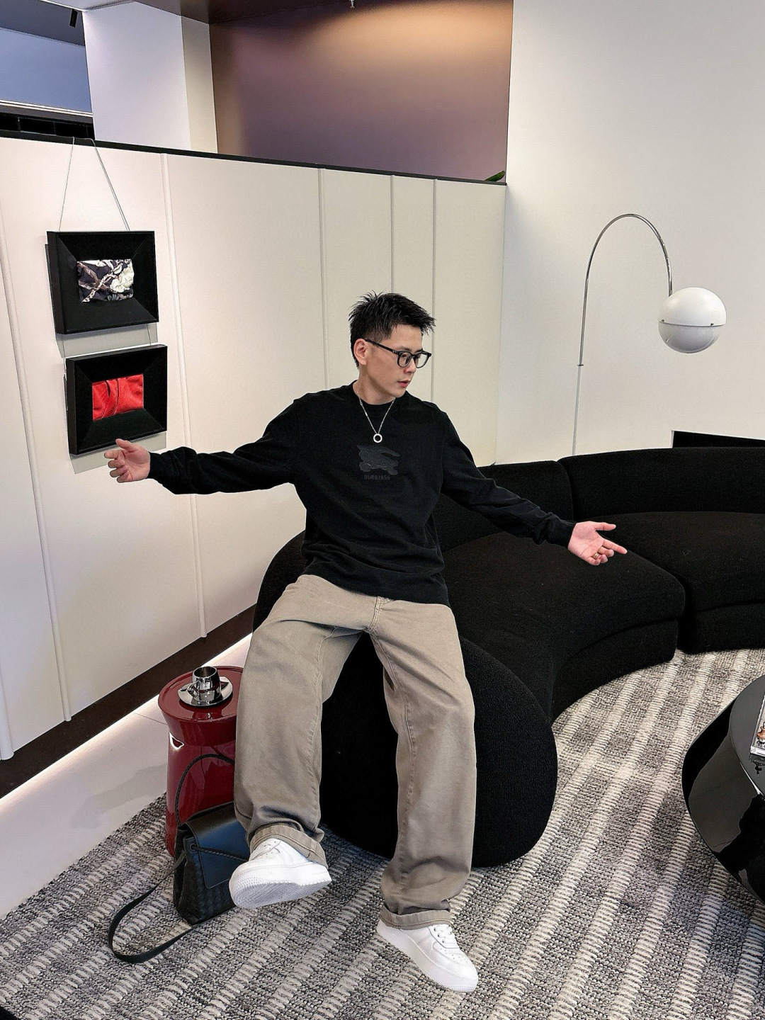 J910581.颜色：黑色 白色2.微阔短袖T M-5XL3.绒感双纱面料。面料表面食毛做磨毛工艺肌理平