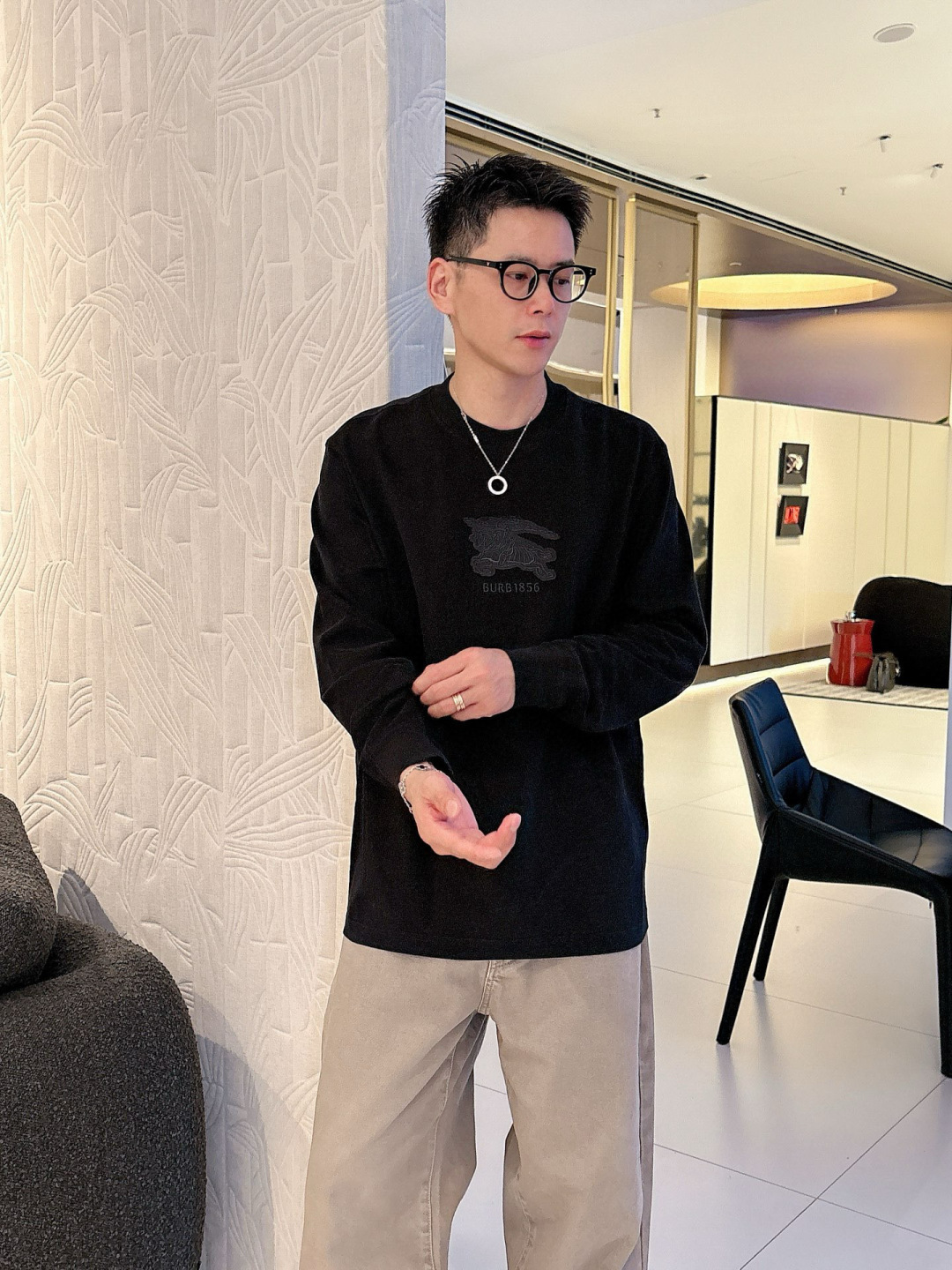 J910581.颜色：黑色 白色2.微阔短袖T M-5XL3.绒感双纱面料。面料表面食毛做磨毛工艺肌理平