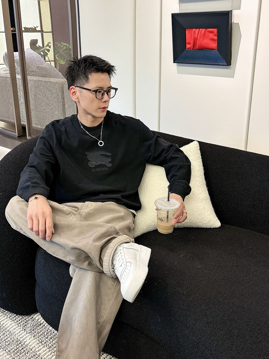 J910581.颜色：黑色 白色2.微阔短袖T M-5XL3.绒感双纱面料。面料表面食毛做磨毛工艺肌理平