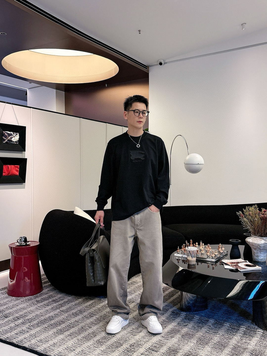 J910581.颜色：黑色 白色2.微阔短袖T M-5XL3.绒感双纱面料。面料表面食毛做磨毛工艺肌理平