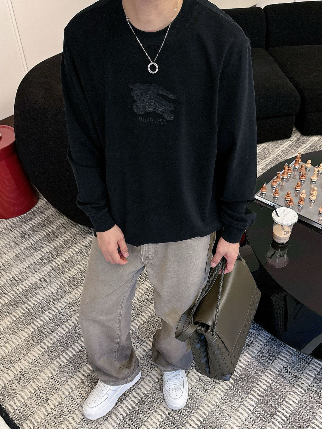 J910581.颜色：黑色 白色2.微阔短袖T M-5XL3.绒感双纱面料。面料表面食毛做磨毛工艺肌理平