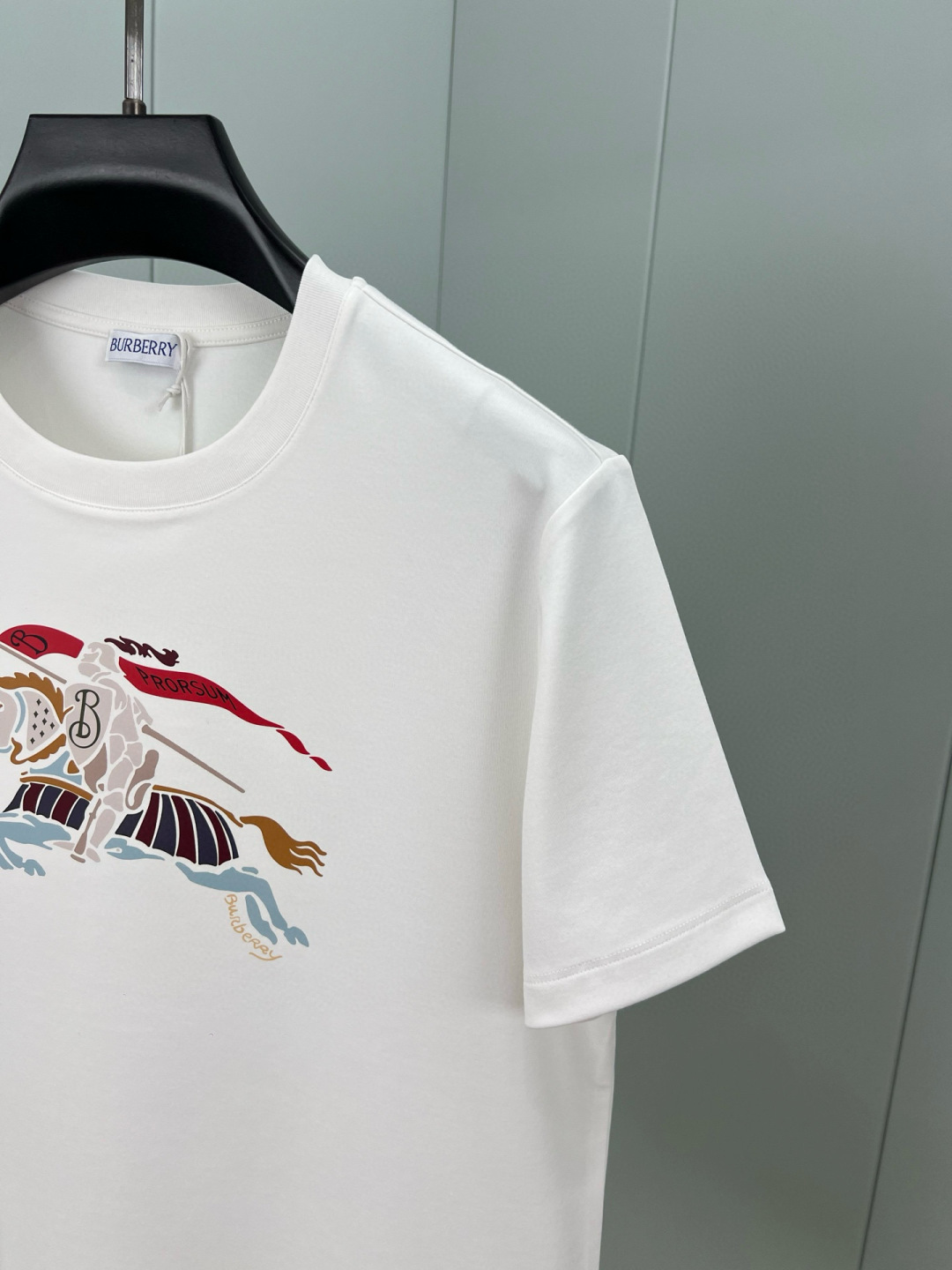 Burberry.巴宝莉 25秋冬新品马术骑士彩色印花标识棉质短袖T恤，正面以缤纷色彩演绎提升品牌格调，