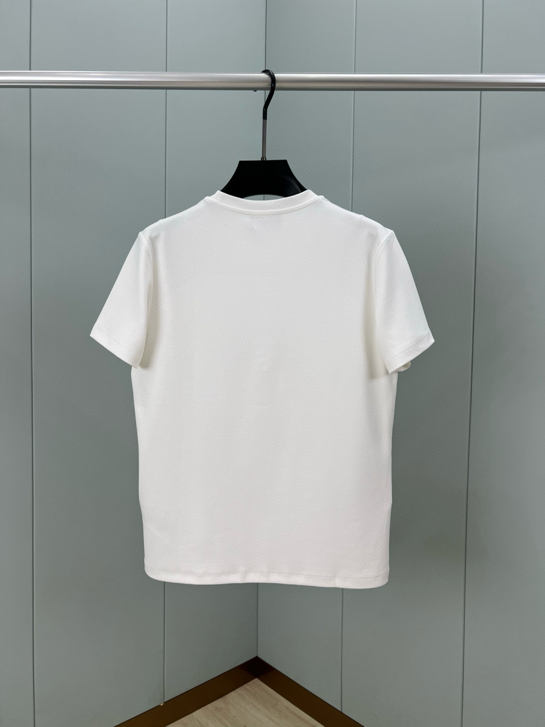 Burberry.巴宝莉 25秋冬新品马术骑士彩色印花标识棉质短袖T恤，正面以缤纷色彩演绎提升品牌格调，