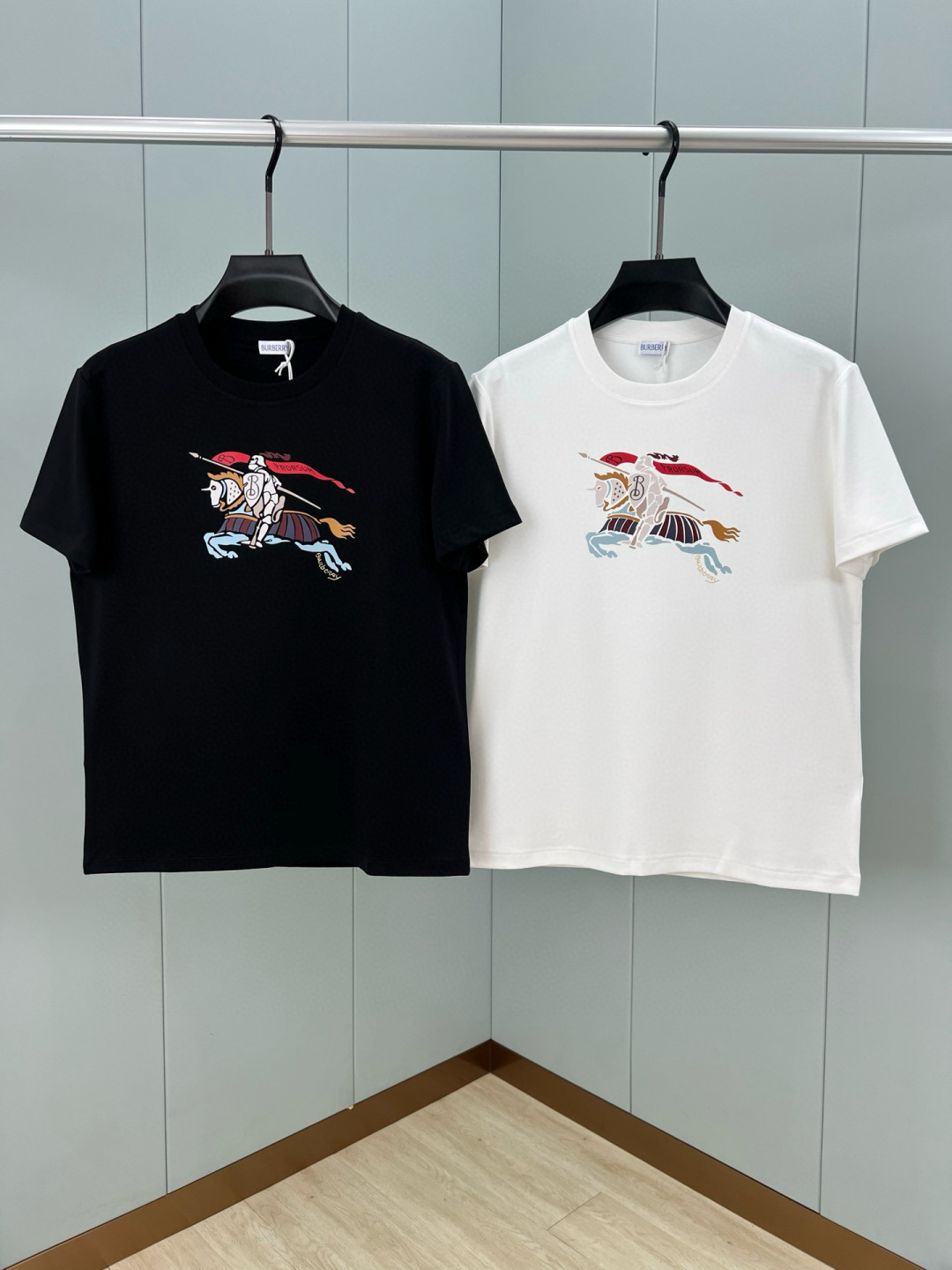 Burberry.巴宝莉 25秋冬新品马术骑士彩色印花标识棉质短袖T恤，正面以缤纷色彩演绎提升品牌格调，