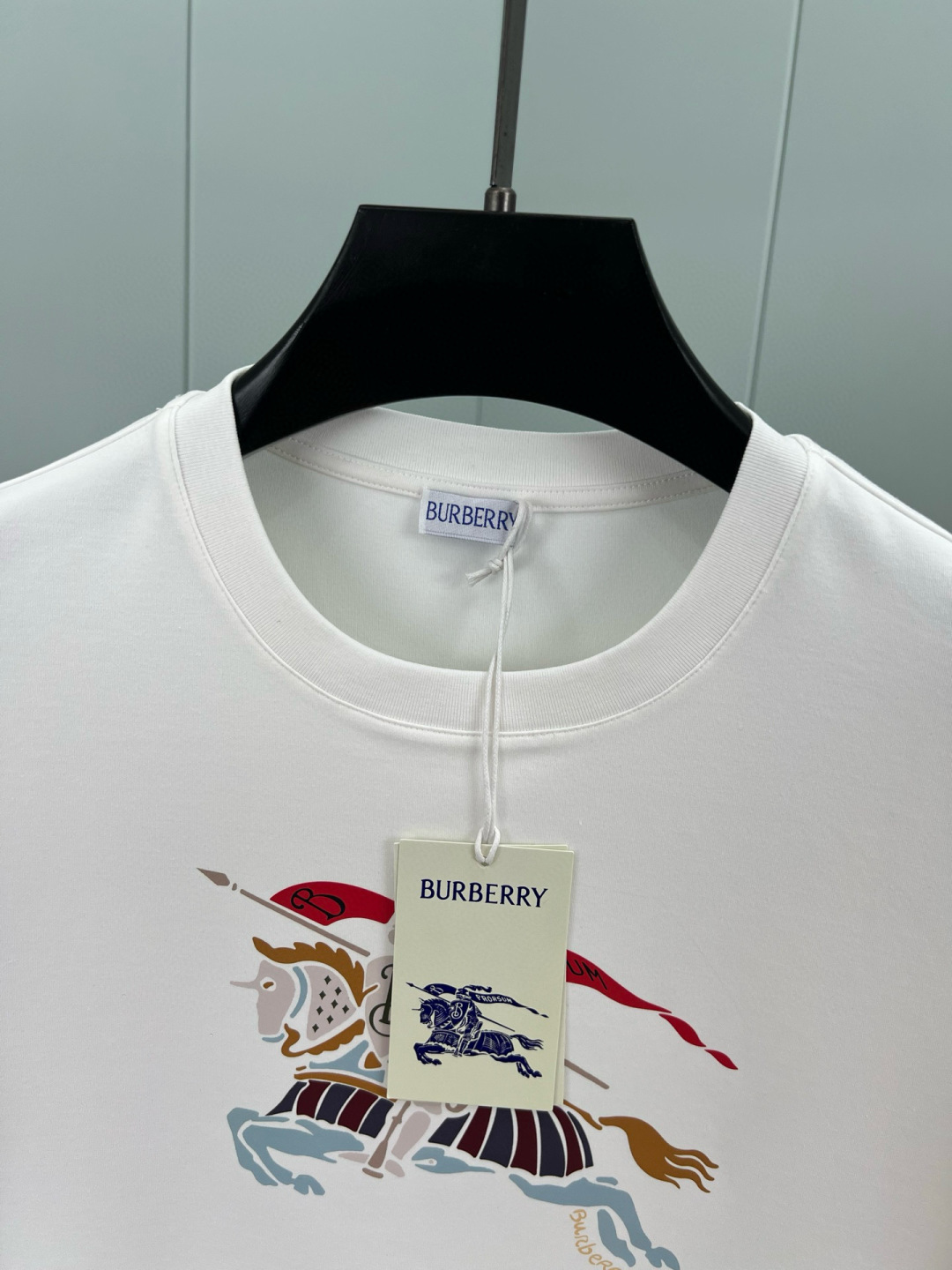 Burberry.巴宝莉 25秋冬新品马术骑士彩色印花标识棉质短袖T恤，正面以缤纷色彩演绎提升品牌格调，