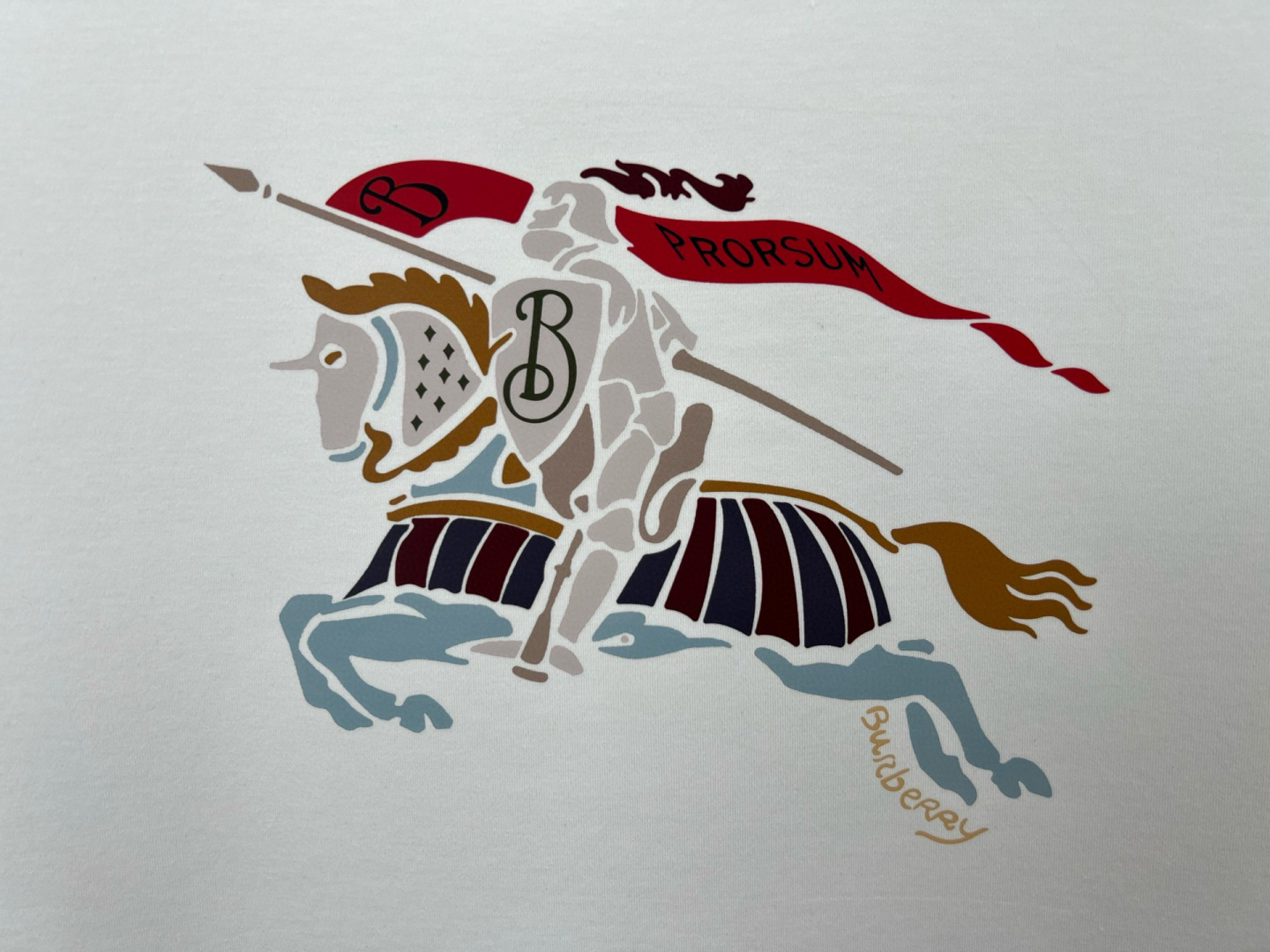 Burberry.巴宝莉 25秋冬新品马术骑士彩色印花标识棉质短袖T恤，正面以缤纷色彩演绎提升品牌格调，