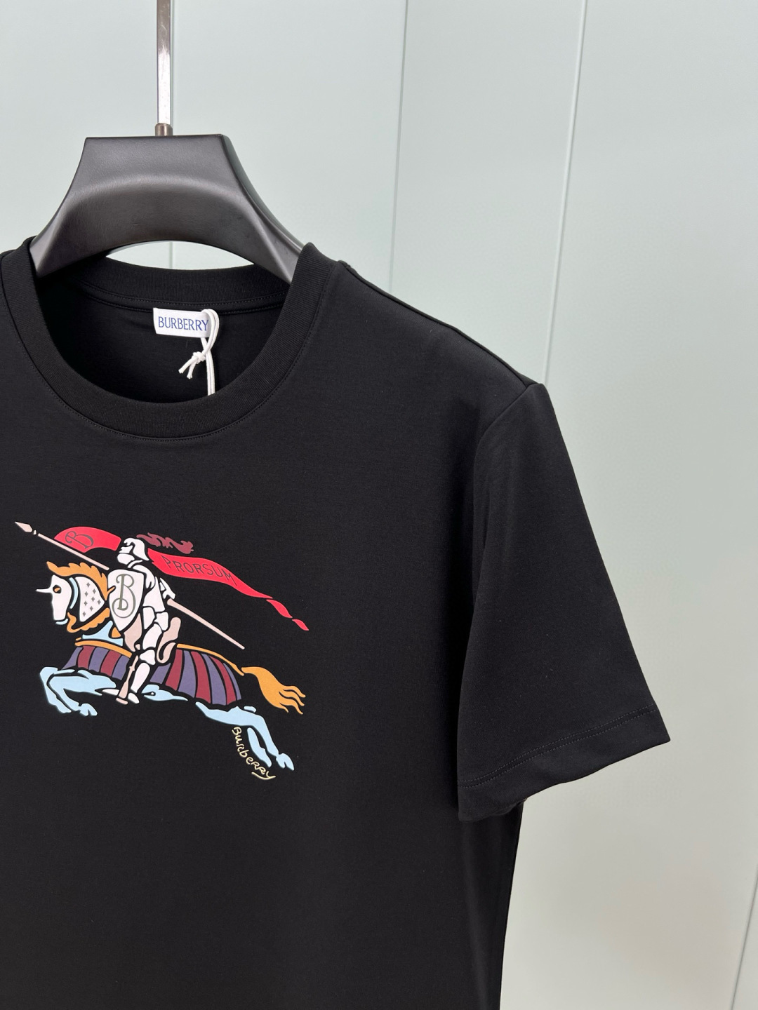 Burberry.巴宝莉 25秋冬新品马术骑士彩色印花标识棉质短袖T恤，正面以缤纷色彩演绎提升品牌格调，