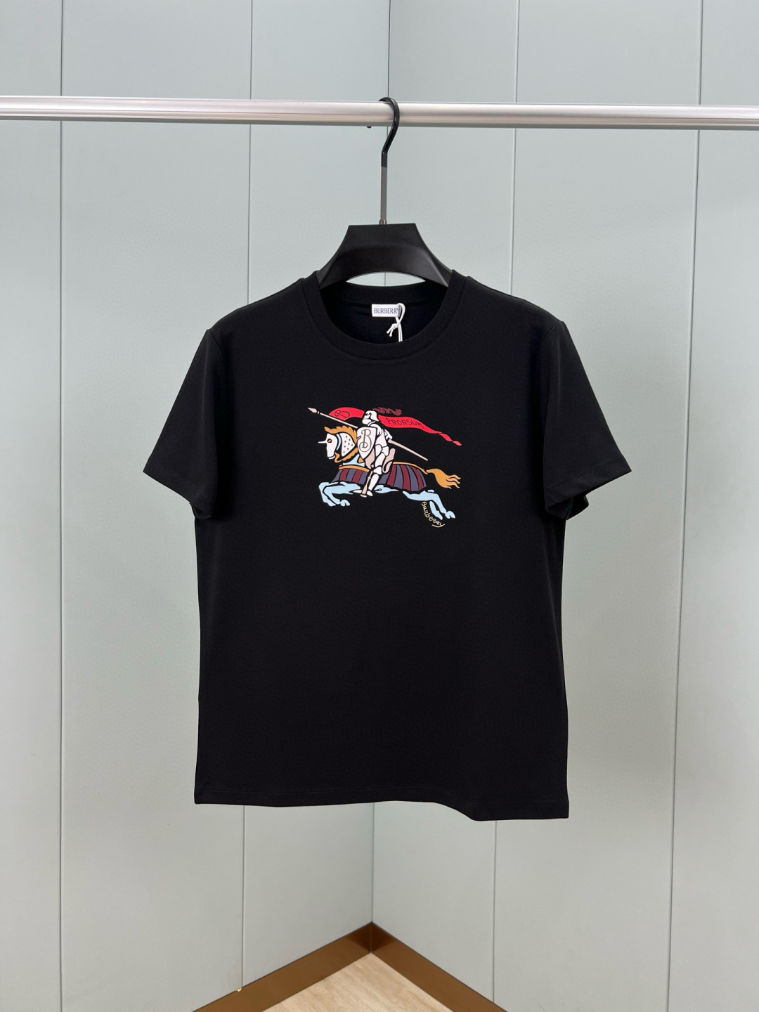 Burberry.巴宝莉 25秋冬新品马术骑士彩色印花标识棉质短袖T恤，正面以缤纷色彩演绎提升品牌格调，