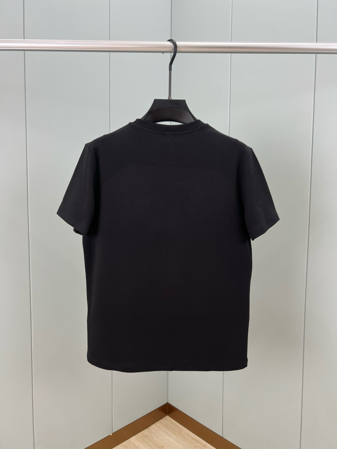 Burberry.巴宝莉 25秋冬新品马术骑士彩色印花标识棉质短袖T恤，正面以缤纷色彩演绎提升品牌格调，