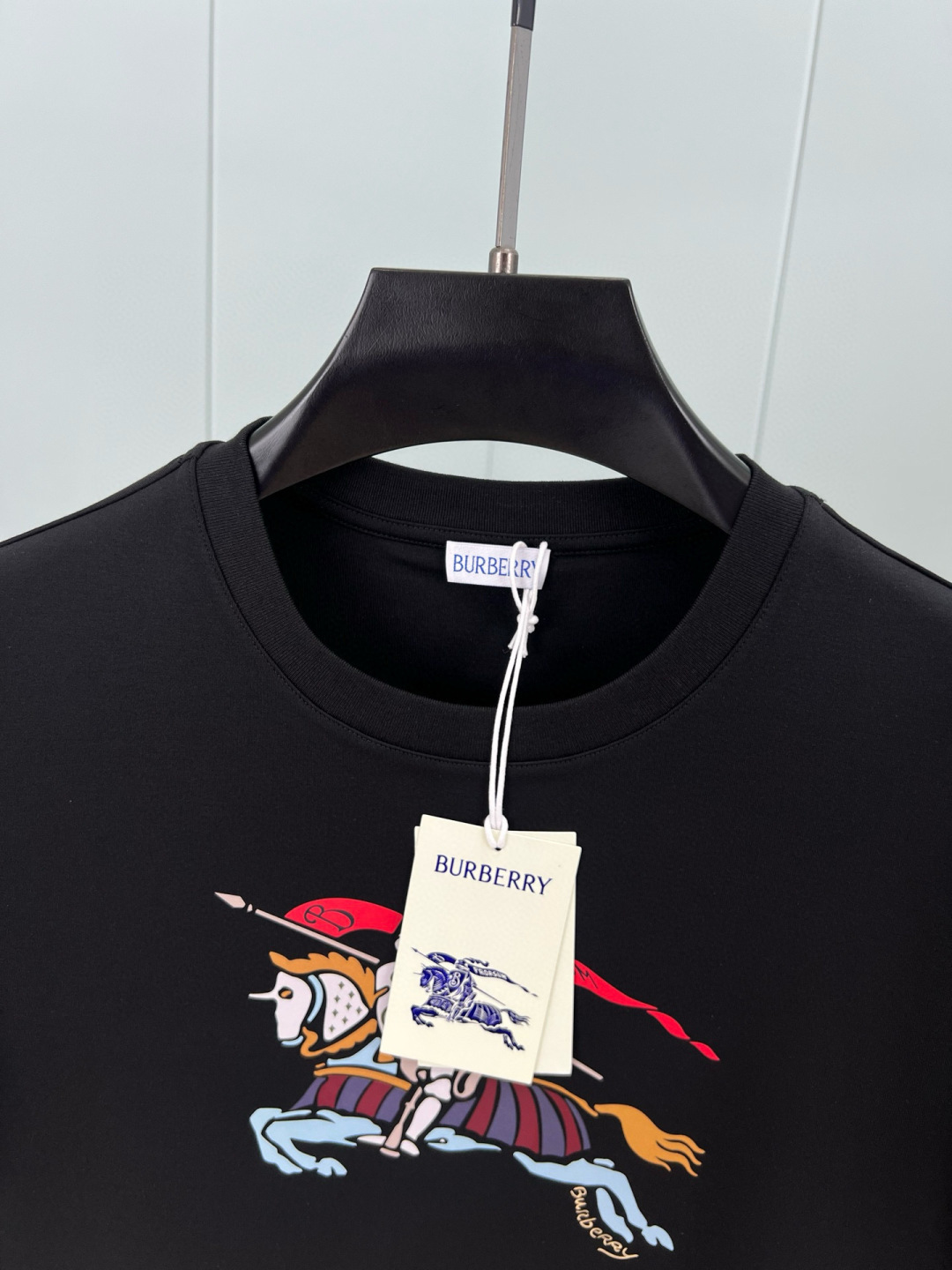 Burberry.巴宝莉 25秋冬新品马术骑士彩色印花标识棉质短袖T恤，正面以缤纷色彩演绎提升品牌格调，