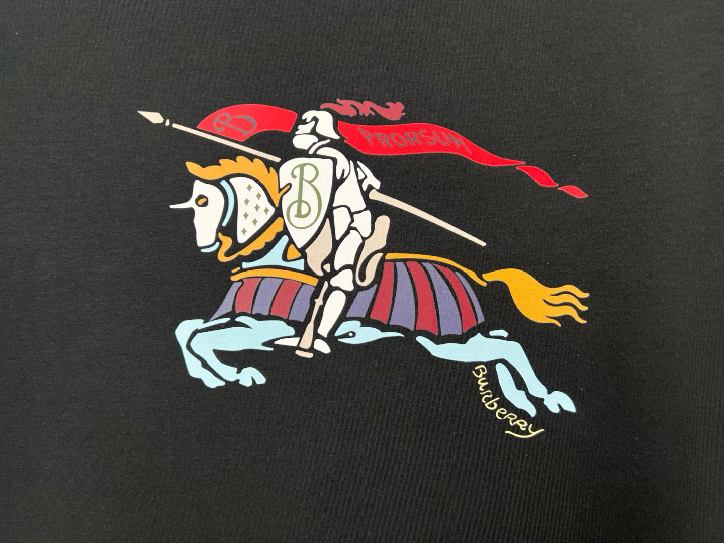 Burberry.巴宝莉 25秋冬新品马术骑士彩色印花标识棉质短袖T恤，正面以缤纷色彩演绎提升品牌格调，