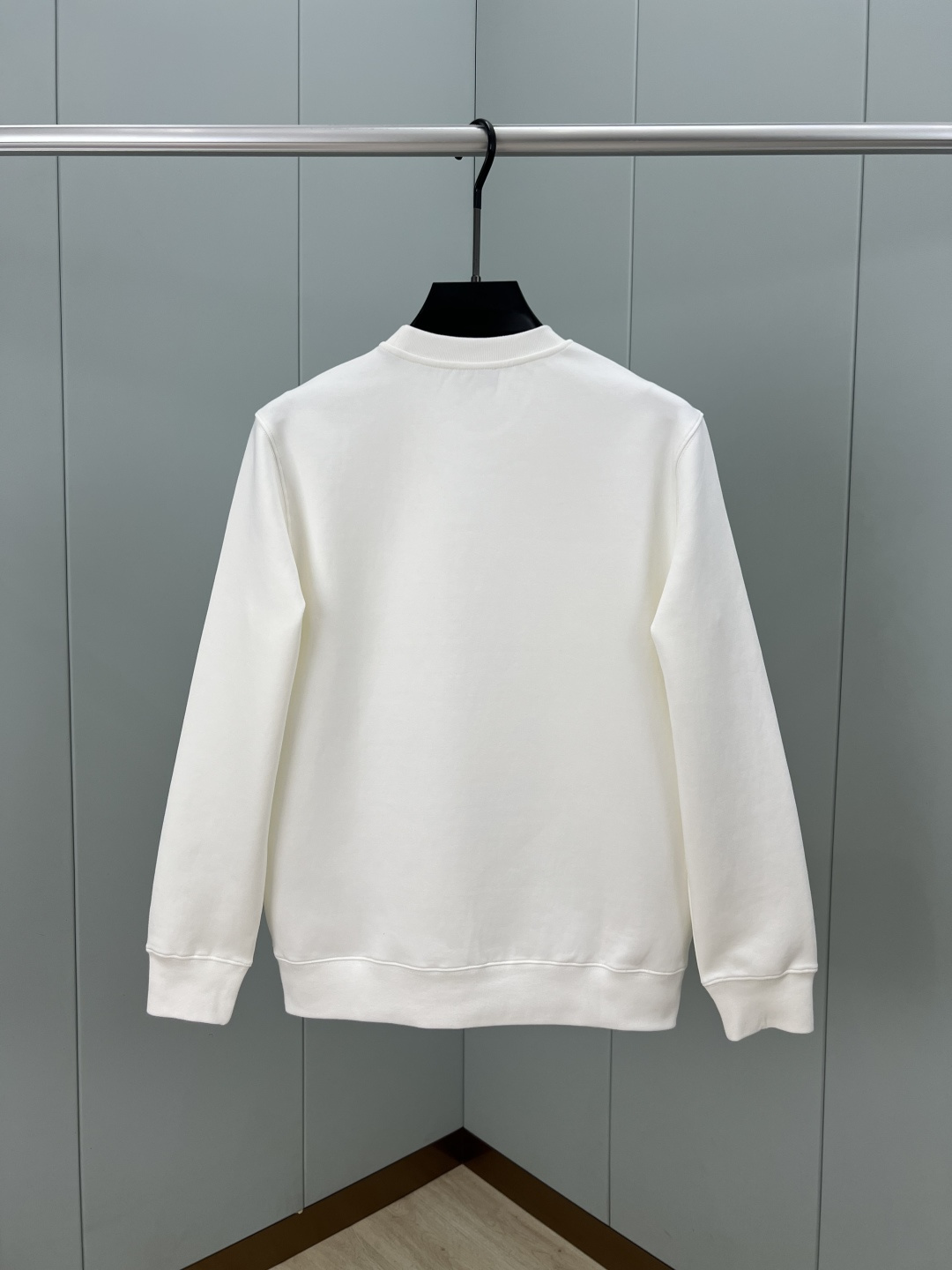 Prada.普拉达 25秋冬新品做旧印花标识针织圆领卫衣，左侧袖臂饰经典涂珐琅三角形金属徽标点缀，采用4