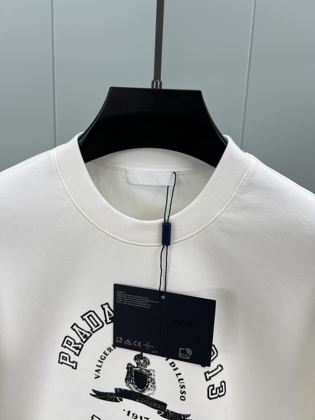 Prada.普拉达 25秋冬新品做旧印花标识针织圆领卫衣，左侧袖臂饰经典涂珐琅三角形金属徽标点缀，采用4