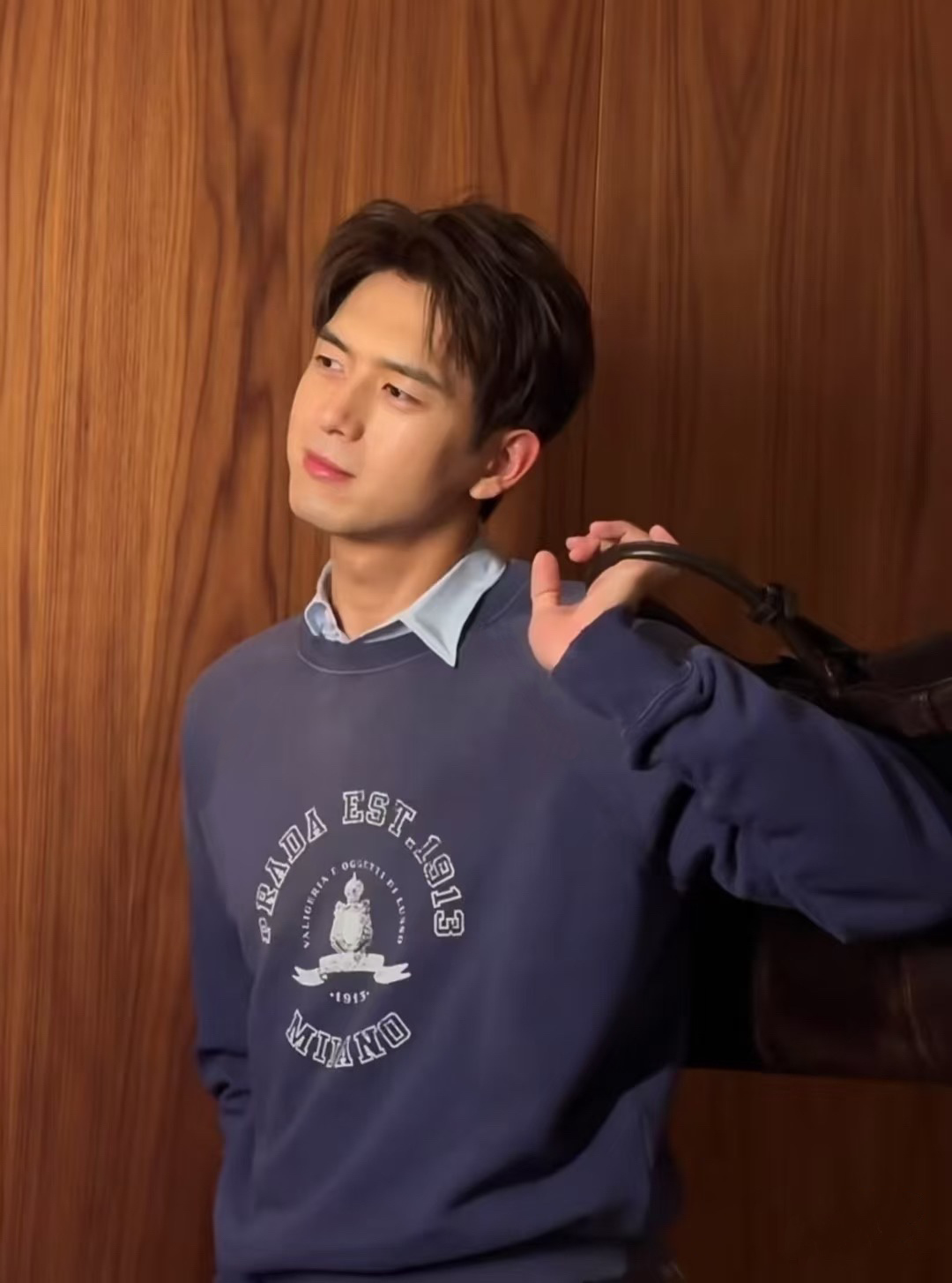 Prada.普拉达 25秋冬新品做旧印花标识针织圆领卫衣，左侧袖臂饰经典涂珐琅三角形金属徽标点缀，采用4