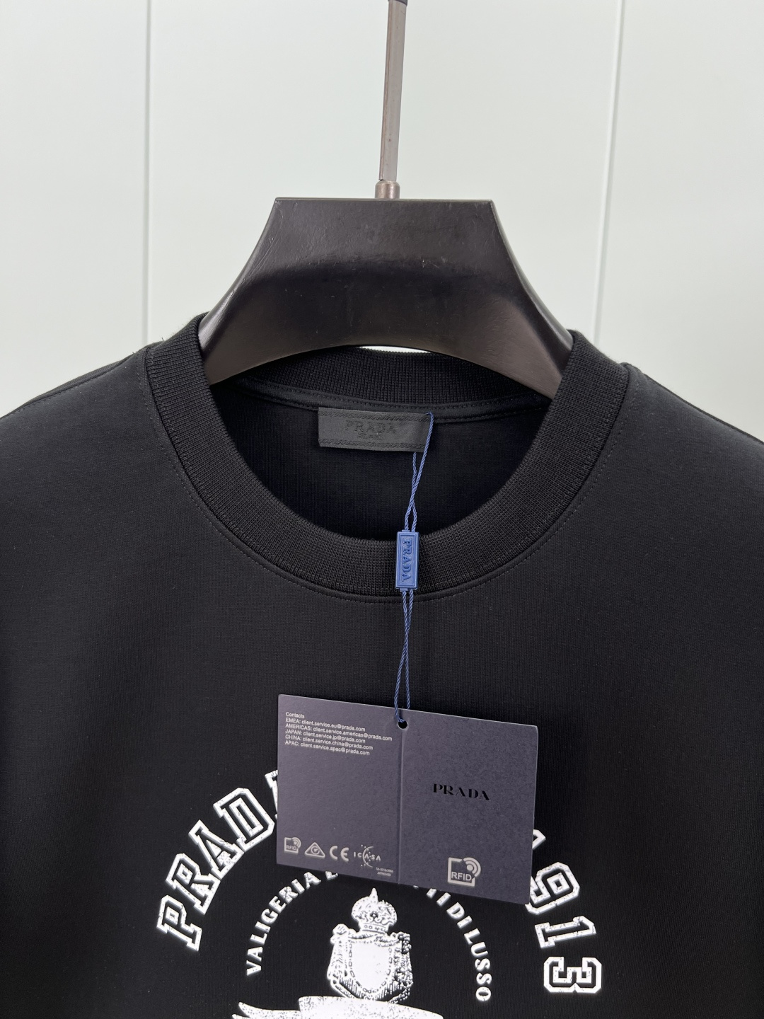 Prada.普拉达 25秋冬新品做旧印花标识针织圆领卫衣，左侧袖臂饰经典涂珐琅三角形金属徽标点缀，采用4