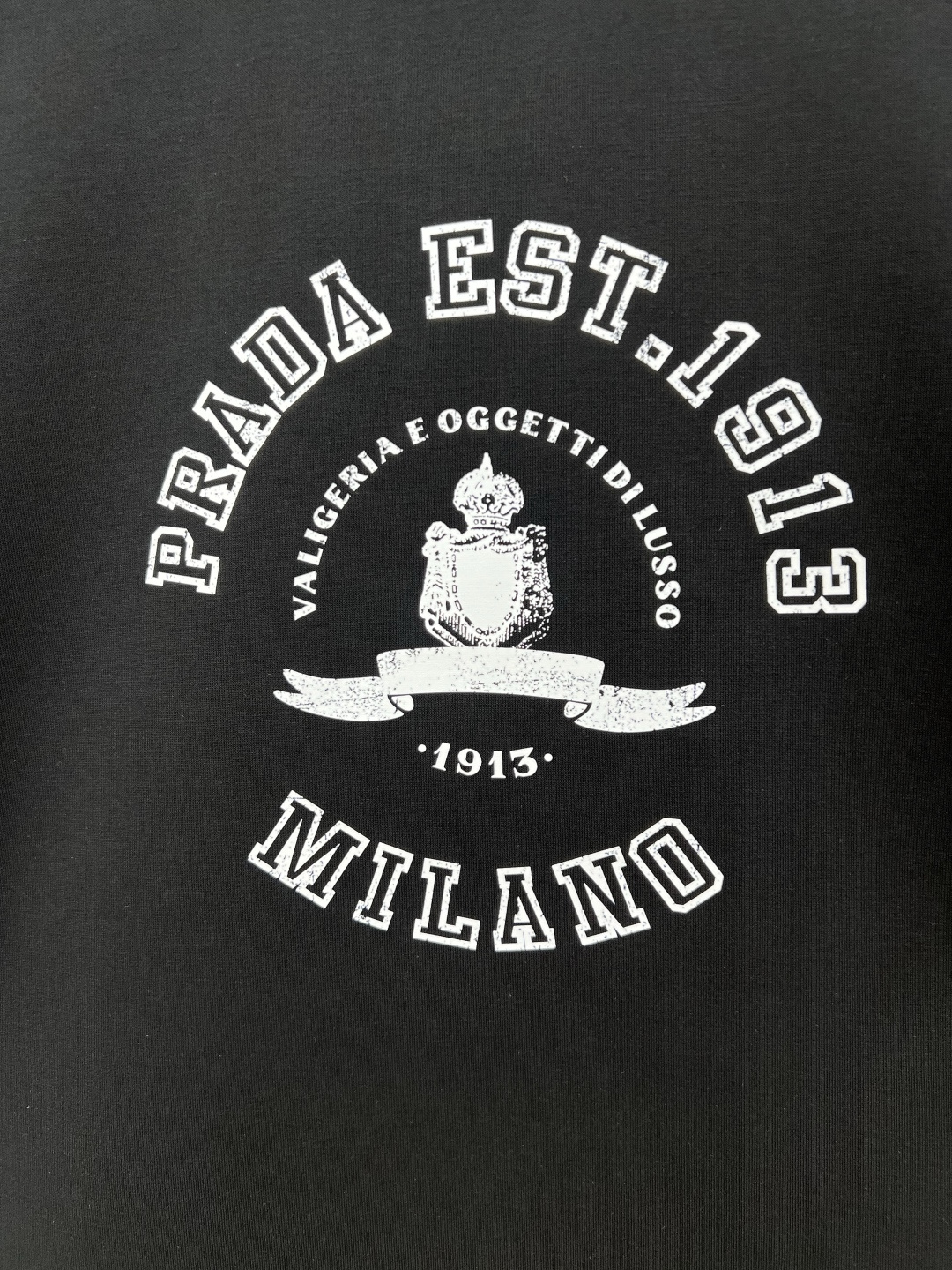 Prada.普拉达 25秋冬新品做旧印花标识针织圆领卫衣，左侧袖臂饰经典涂珐琅三角形金属徽标点缀，采用4