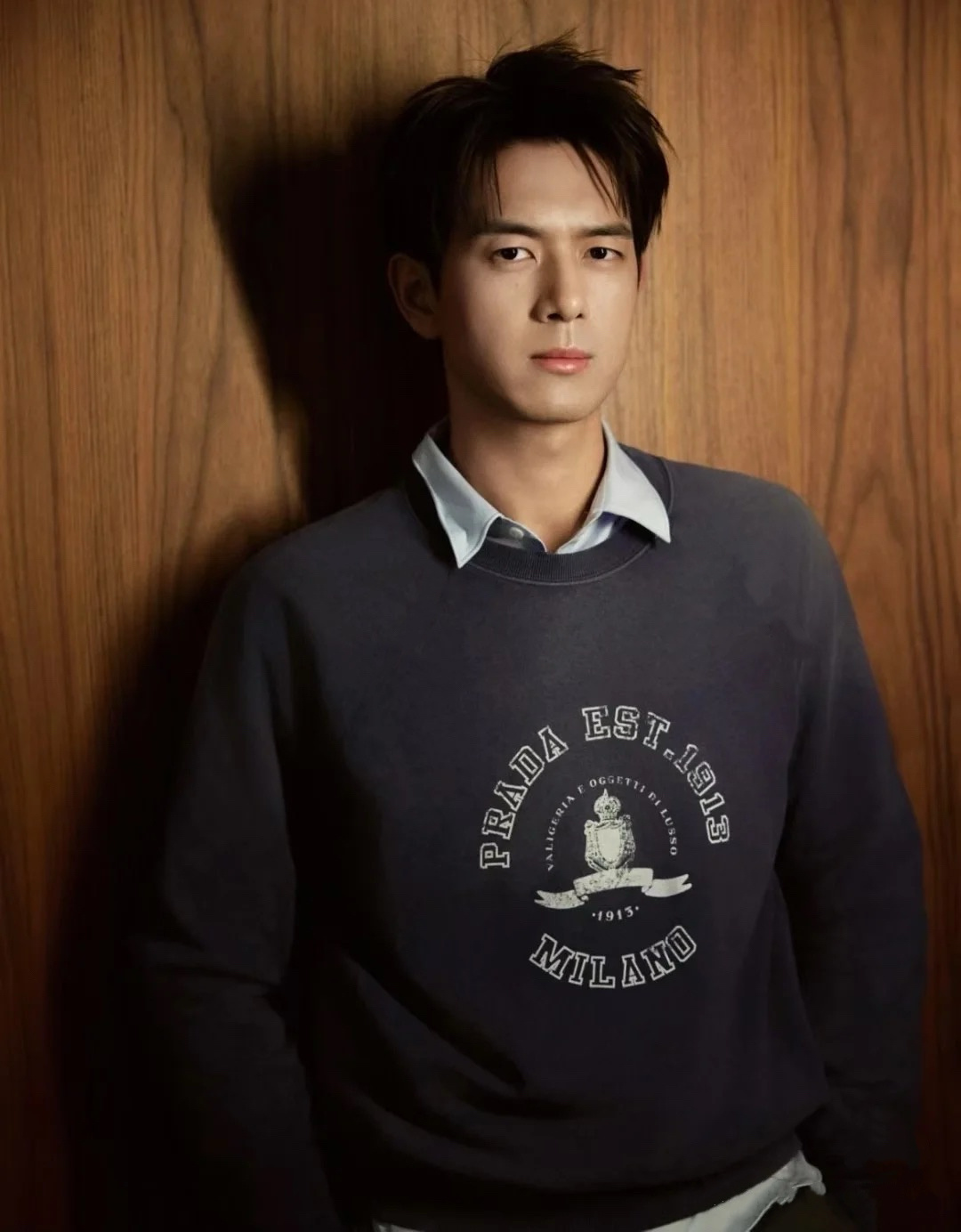 Prada.普拉达 25秋冬新品做旧印花标识针织圆领卫衣，左侧袖臂饰经典涂珐琅三角形金属徽标点缀，采用4