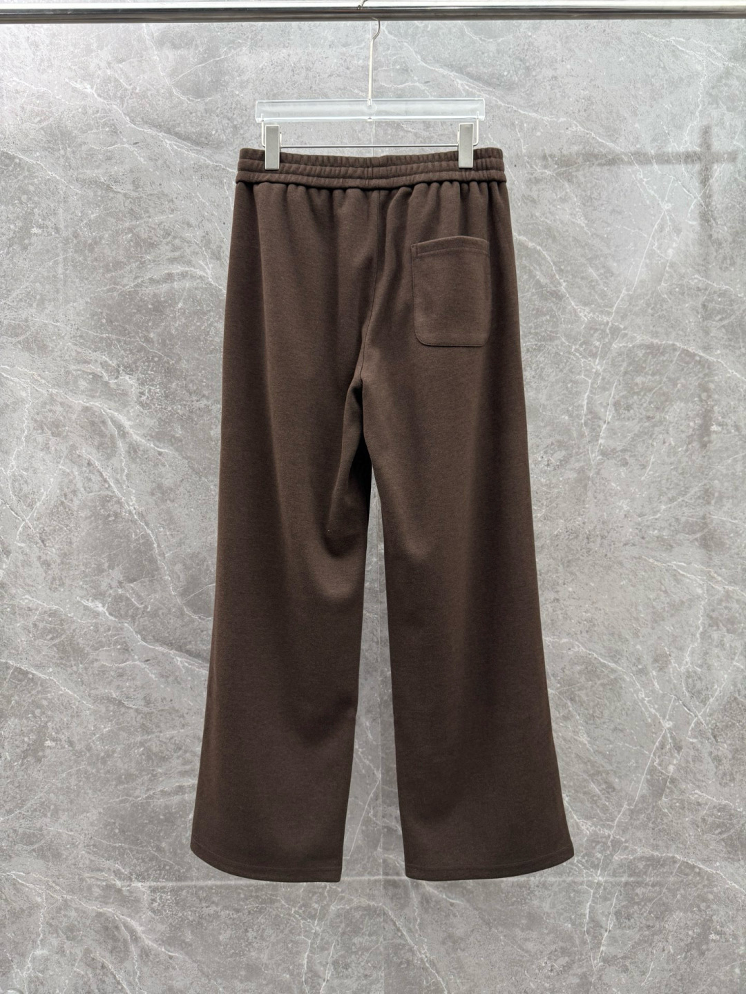 lP🆕🌈🌈新款羊毛休闲裤，采用羊毛面料打造，舒适保暖轻肤软糯，非常有垂感不显臃肿。前面皮标设计，五金细节