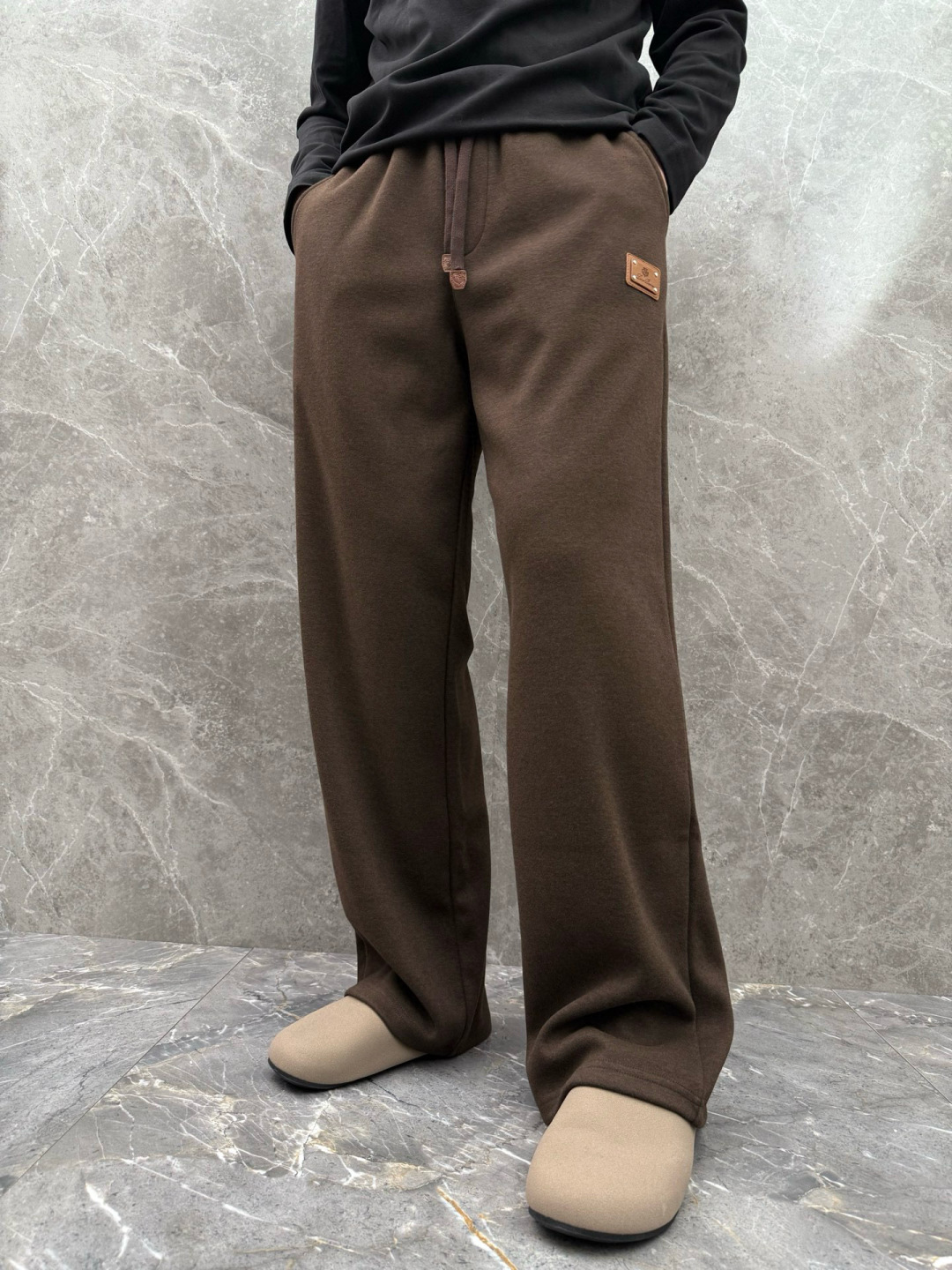 lP🆕🌈🌈新款羊毛休闲裤，采用羊毛面料打造，舒适保暖轻肤软糯，非常有垂感不显臃肿。前面皮标设计，五金细节