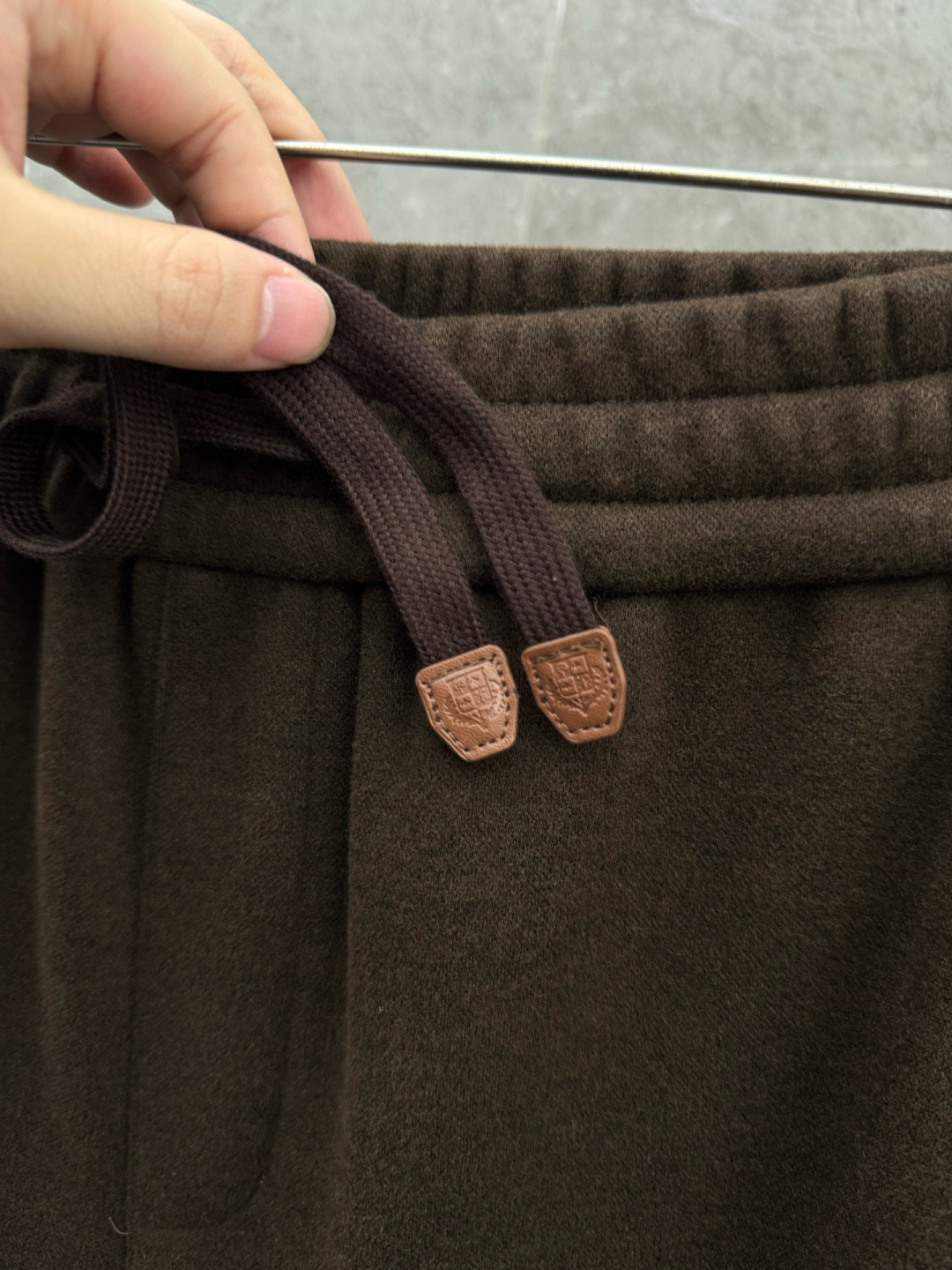 lP🆕🌈🌈新款羊毛休闲裤，采用羊毛面料打造，舒适保暖轻肤软糯，非常有垂感不显臃肿。前面皮标设计，五金细节