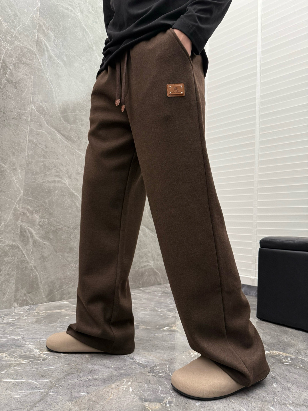 lP🆕🌈🌈新款羊毛休闲裤，采用羊毛面料打造，舒适保暖轻肤软糯，非常有垂感不显臃肿。前面皮标设计，五金细节