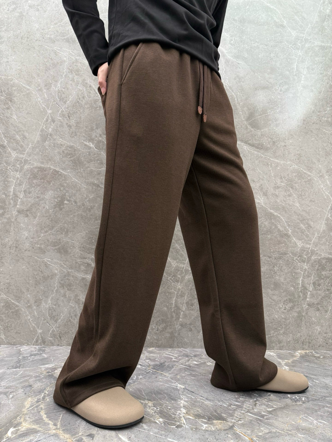 lP🆕🌈🌈新款羊毛休闲裤，采用羊毛面料打造，舒适保暖轻肤软糯，非常有垂感不显臃肿。前面皮标设计，五金细节