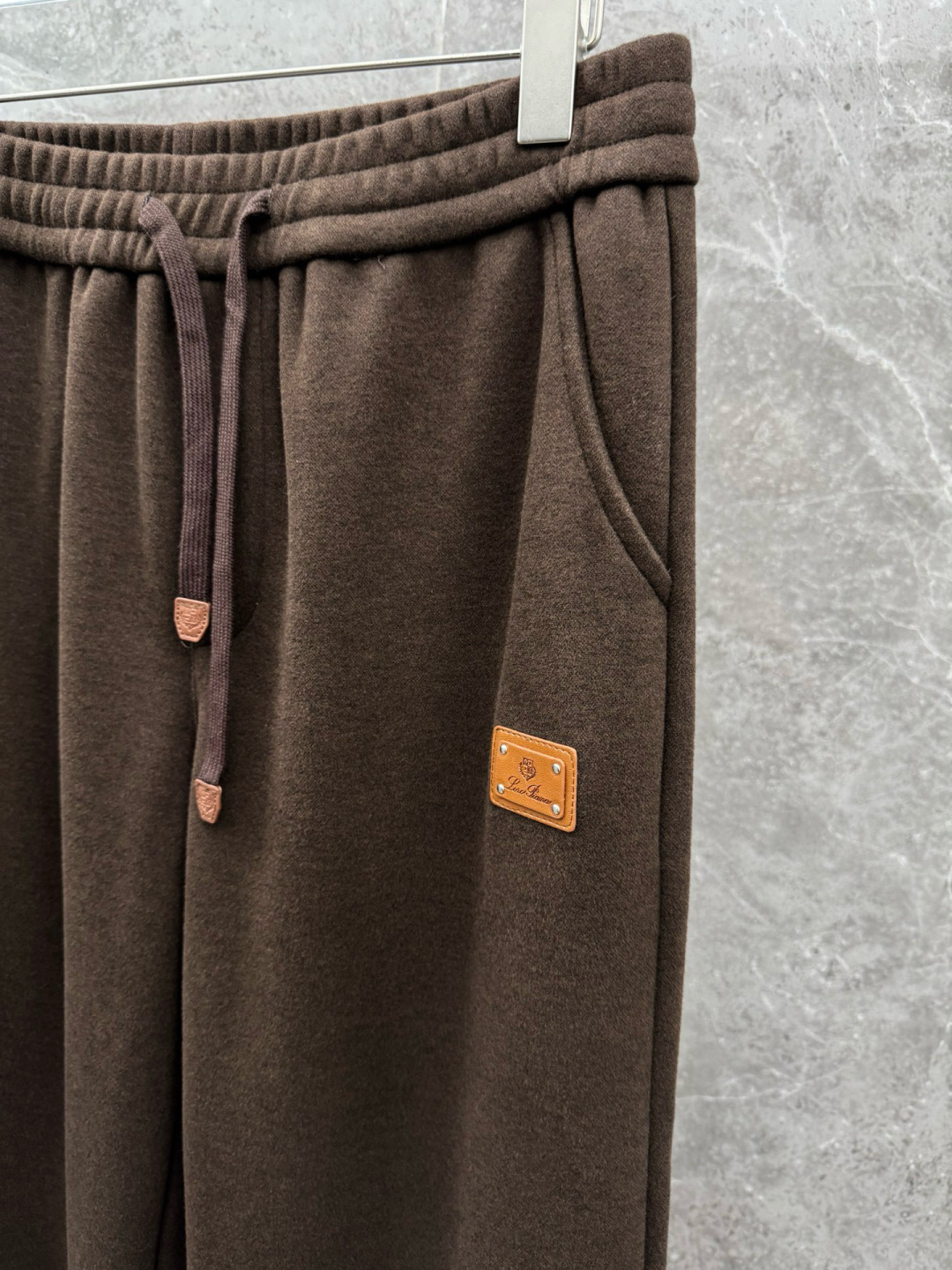 lP🆕🌈🌈新款羊毛休闲裤，采用羊毛面料打造，舒适保暖轻肤软糯，非常有垂感不显臃肿。前面皮标设计，五金细节