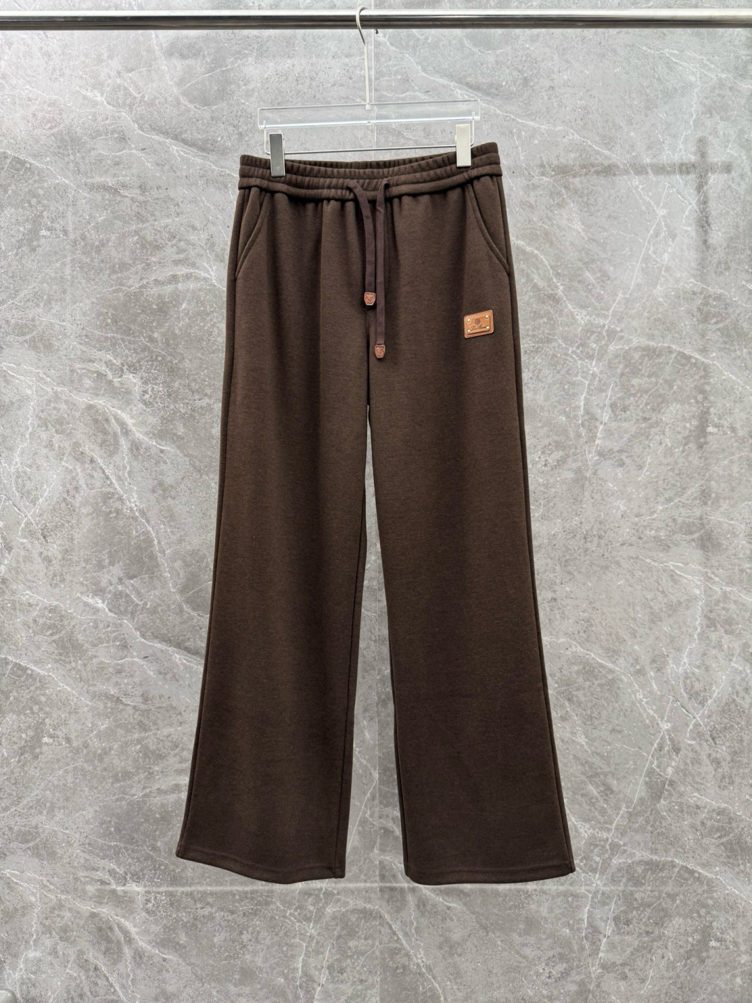 lP🆕🌈🌈新款羊毛休闲裤，采用羊毛面料打造，舒适保暖轻肤软糯，非常有垂感不显臃肿。前面皮标设计，五金细节