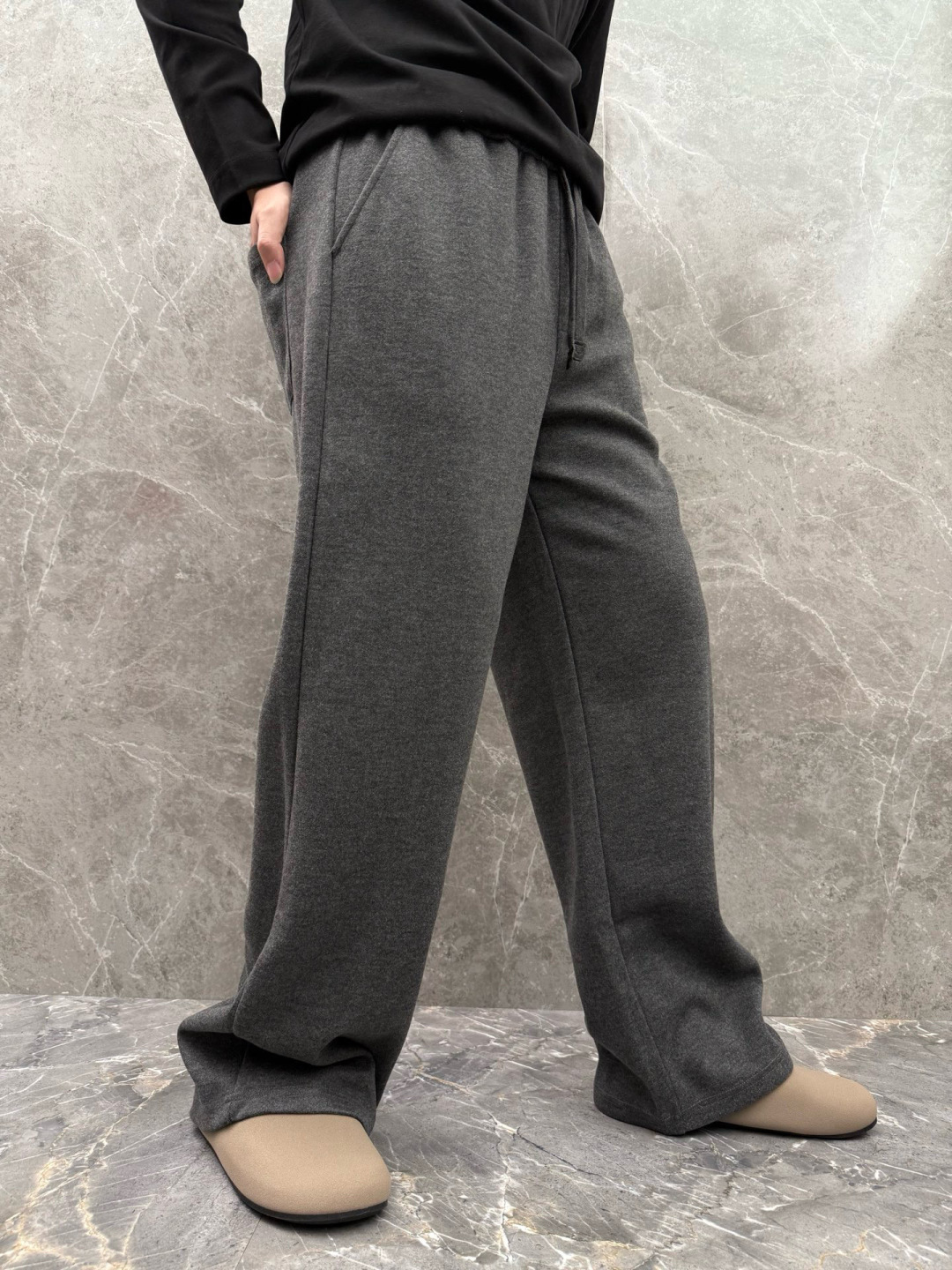 lP🆕🌈🌈新款羊毛休闲裤，采用羊毛面料打造，舒适保暖轻肤软糯，非常有垂感不显臃肿。前面皮标设计，五金细节