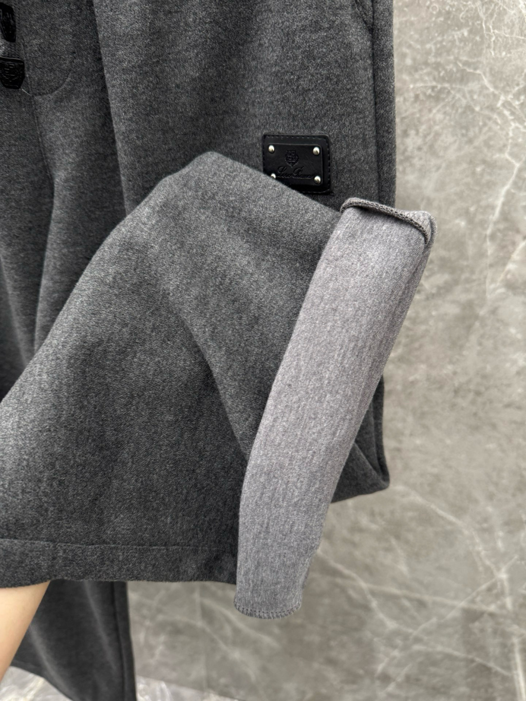 lP🆕🌈🌈新款羊毛休闲裤，采用羊毛面料打造，舒适保暖轻肤软糯，非常有垂感不显臃肿。前面皮标设计，五金细节