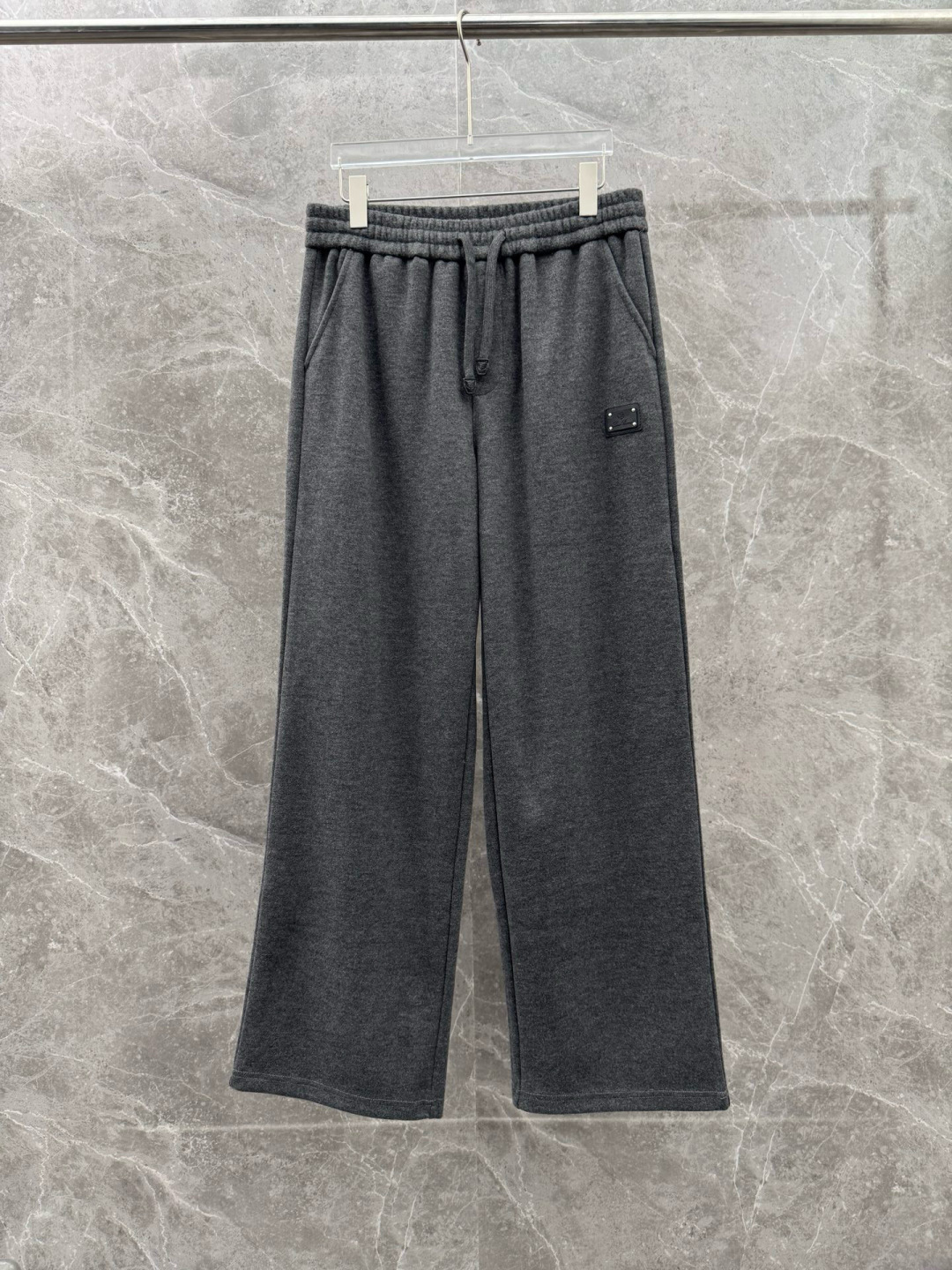 lP🆕🌈🌈新款羊毛休闲裤，采用羊毛面料打造，舒适保暖轻肤软糯，非常有垂感不显臃肿。前面皮标设计，五金细节