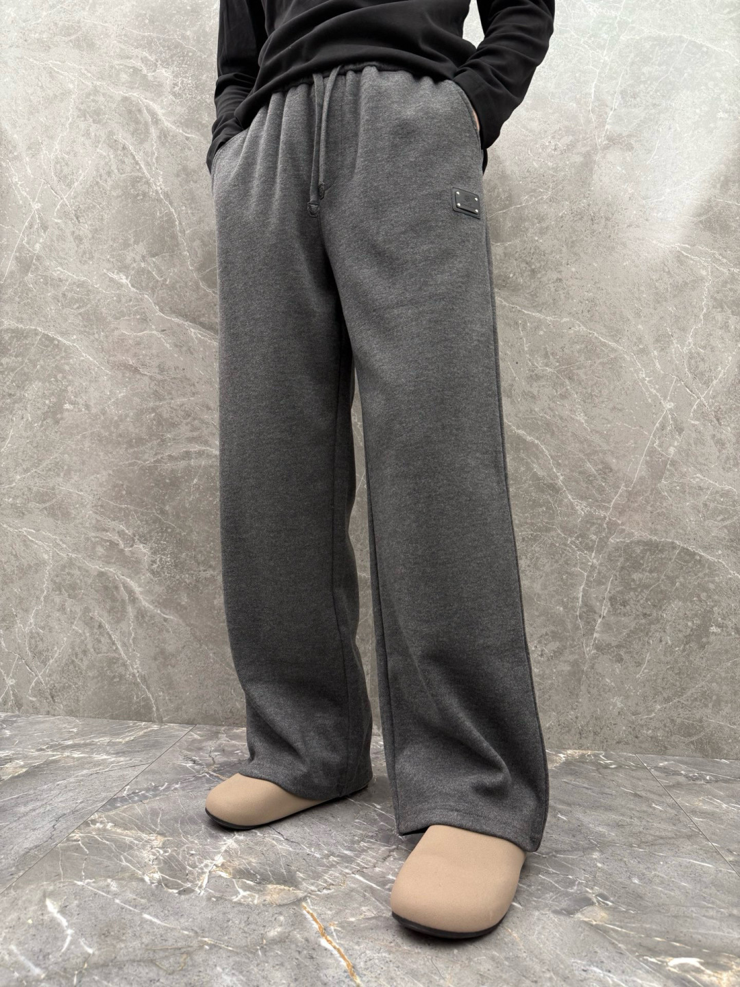 lP🆕🌈🌈新款羊毛休闲裤，采用羊毛面料打造，舒适保暖轻肤软糯，非常有垂感不显臃肿。前面皮标设计，五金细节