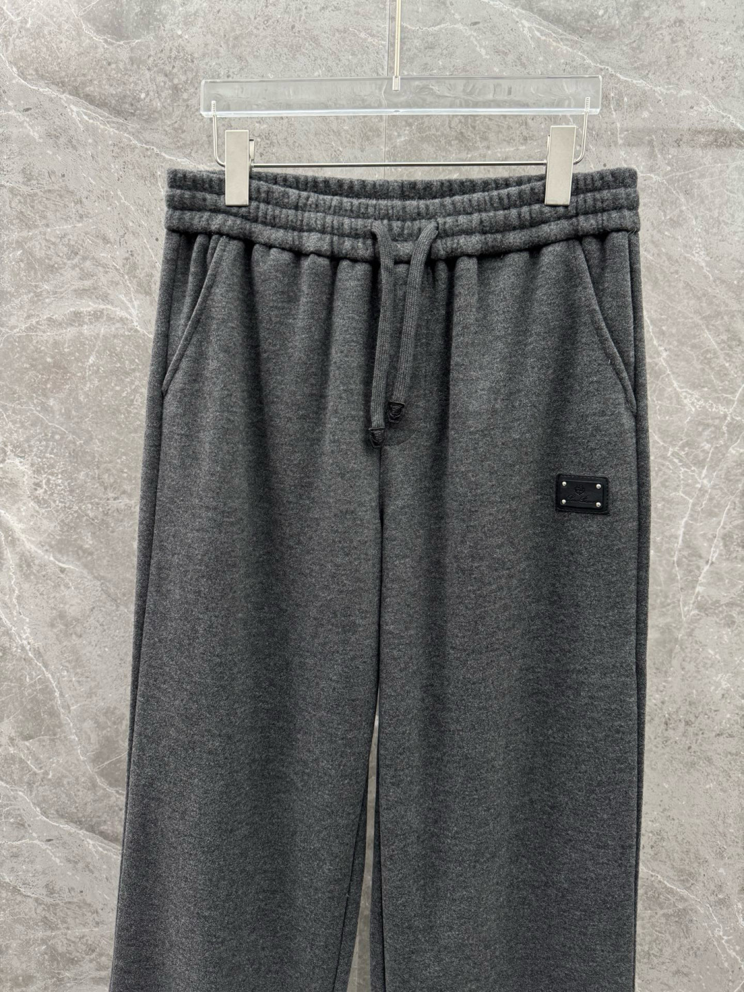 lP🆕🌈🌈新款羊毛休闲裤，采用羊毛面料打造，舒适保暖轻肤软糯，非常有垂感不显臃肿。前面皮标设计，五金细节