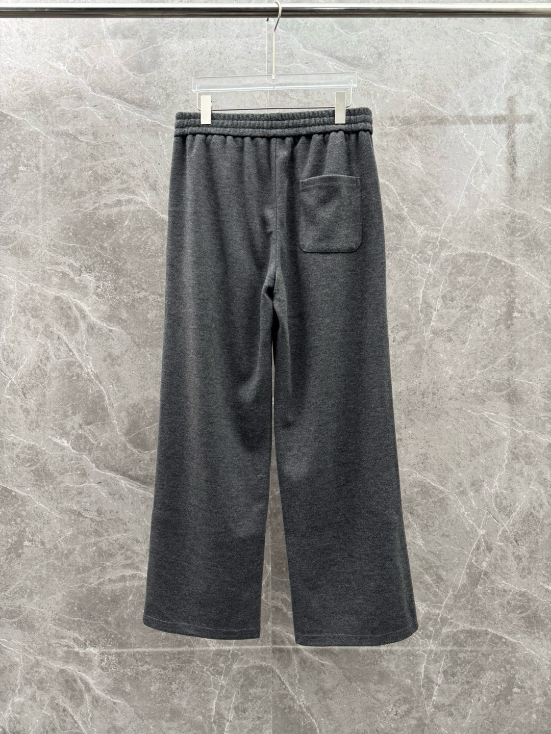 lP🆕🌈🌈新款羊毛休闲裤，采用羊毛面料打造，舒适保暖轻肤软糯，非常有垂感不显臃肿。前面皮标设计，五金细节