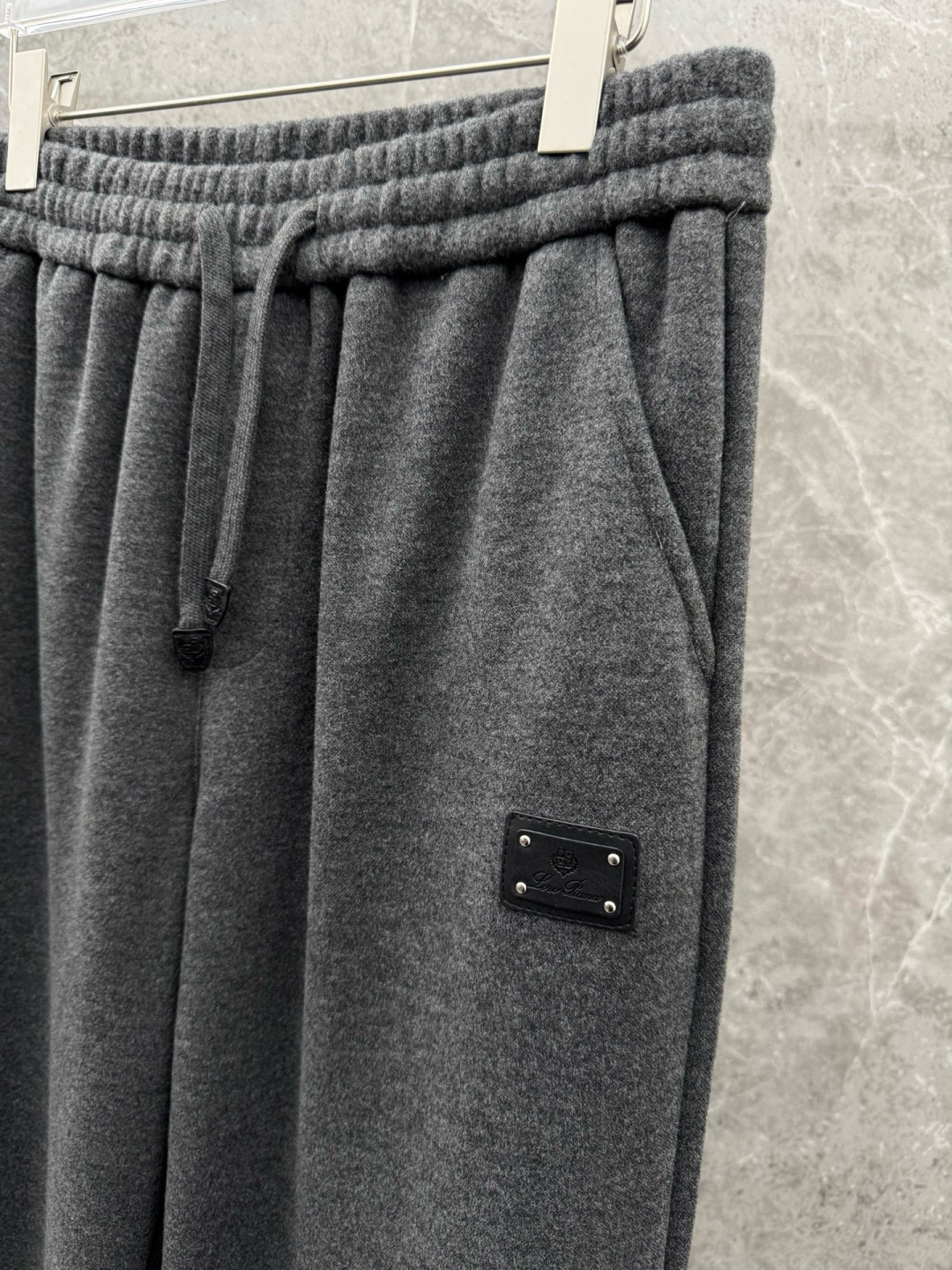lP🆕🌈🌈新款羊毛休闲裤，采用羊毛面料打造，舒适保暖轻肤软糯，非常有垂感不显臃肿。前面皮标设计，五金细节