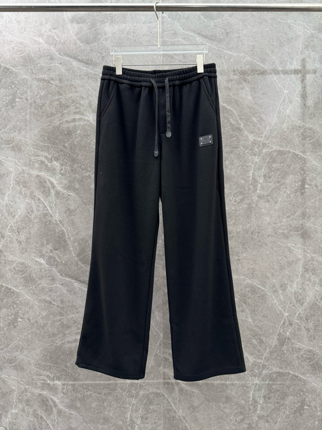 lP🆕🌈🌈新款羊毛休闲裤，采用羊毛面料打造，舒适保暖轻肤软糯，非常有垂感不显臃肿。前面皮标设计，五金细节